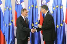 23. 10. 2015, Ljubljana – Predsednik Pahor vroil dravno odlikovanje medaljo za zasluge Vasji Samcu (STA/Danijel Novakovi)